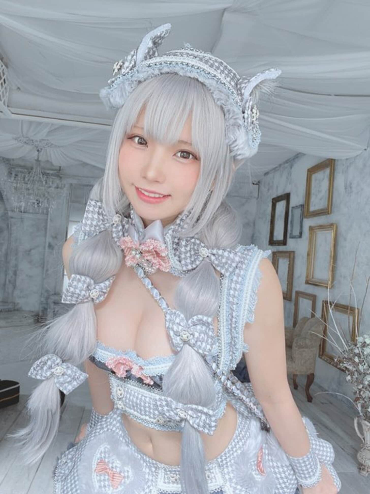 コスプレイヤー・えなこ、胸元＆へそ大胆露出の新作「グレー」写真集撮影を報告 ふたまん＋