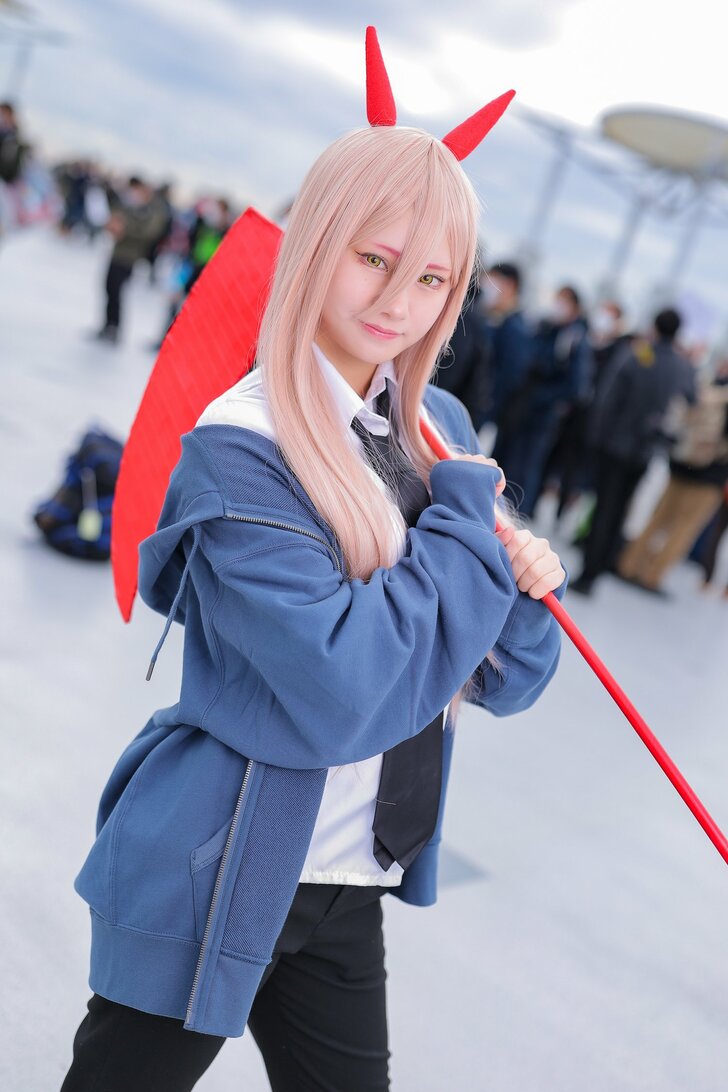 コスプレイヤー・もちこさん “推しキャラ”の『チェンソーマン』パワーの姿を披露「いつもは医療業界で勤務、仕事の合間に武器を作ってます」の画像001