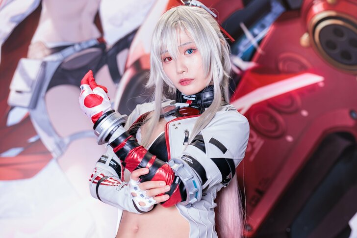 『東京ゲームショウ2023』真っ赤なバイクで注目、米倉みゆさん＆篠原みなみさん銀髪コスプレでゲーム『パニシング：グレイレイヴン』の魅力アピールの画像007
