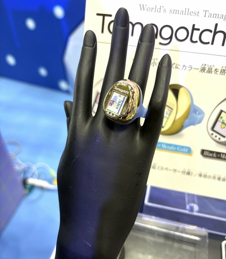 たまごっち新商品は「指輪型」！全長28ミリの超極小サイズでも「しっかりお世話」可能で、早くも大反響【東京おもちゃショー2026】 