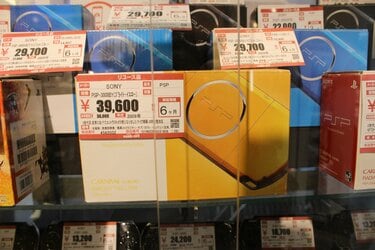 PSP豪華セット最終値下げ 3ページ目) 近年ジワジワ高騰化…ハードオフ店長も惚れたソニー「PSP