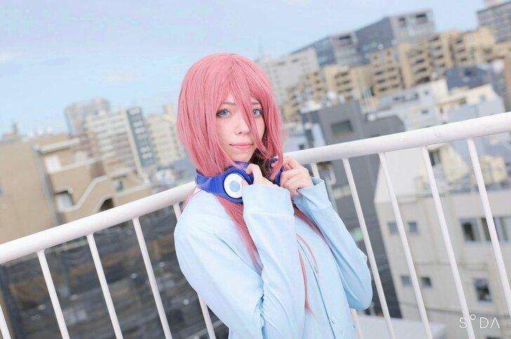 『五等分の花嫁』中野三玖コスプレを披露！ドイツ育ちのコスプレイヤー・桜井エミリアさんの憧れは“えなこ＆五木あきら”の画像001