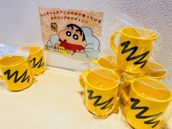 『クレヨンしんちゃん』公式グッズが“こういうのがいい”と話題に！「ひろしの水筒」「アクション仮面の目覚まし時計」etc.“アニメの世界から飛び出した”アイテムの商品化への思いの画像002
