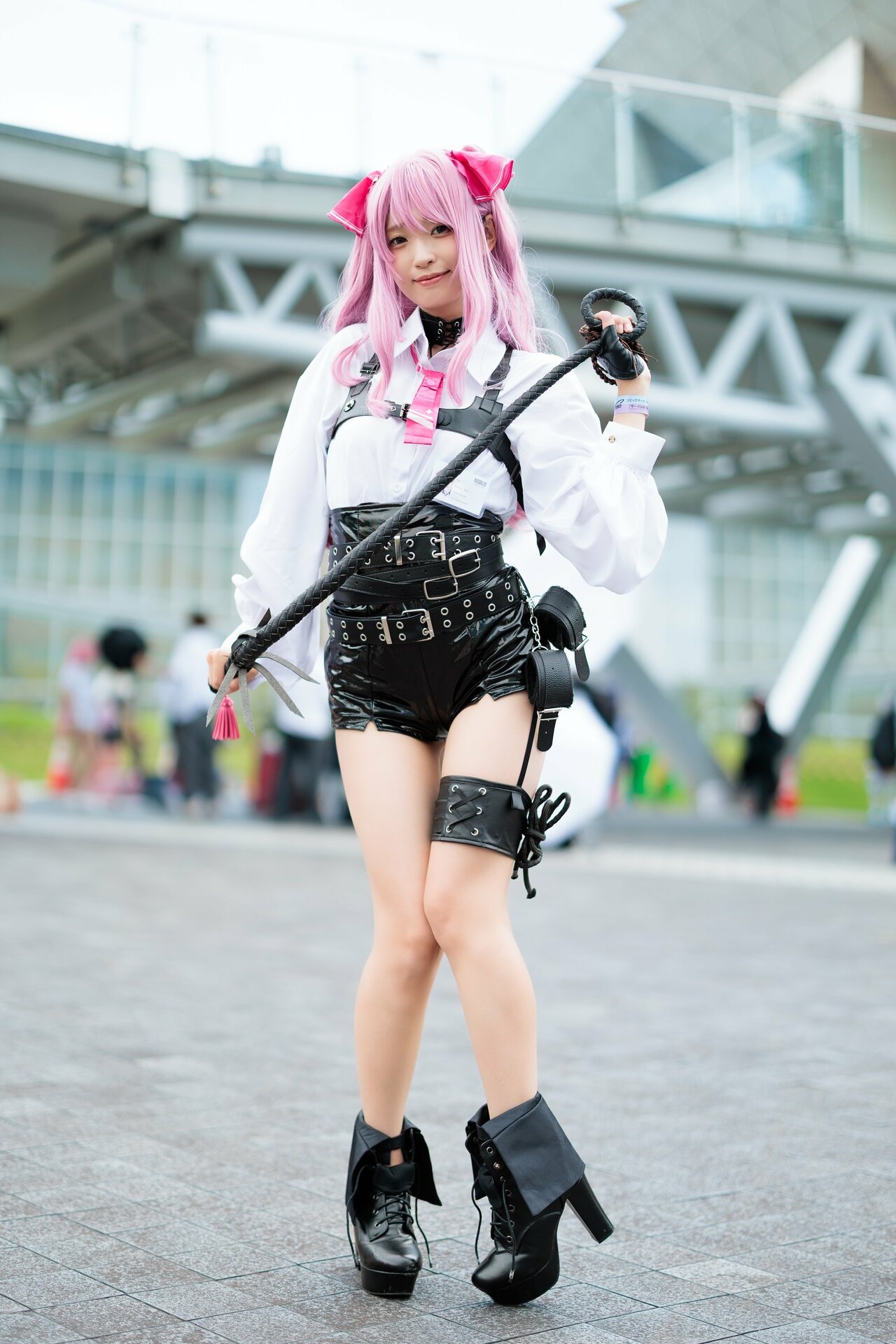 (2ページ目) きっかけは「お尻」!?アイドル兼コスプレイヤー・星名はる、酷暑のコミケで『NIKKE』コスプレ披露! 「刺激的な部分が魅力 ...