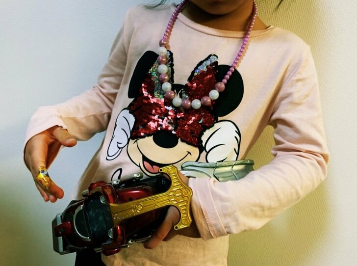 水嶋ヒロの娘が遊ぶ“本物の変身ベルト”に「実物はヤバい」「家宝中の家宝」とマニア騒然！の画像