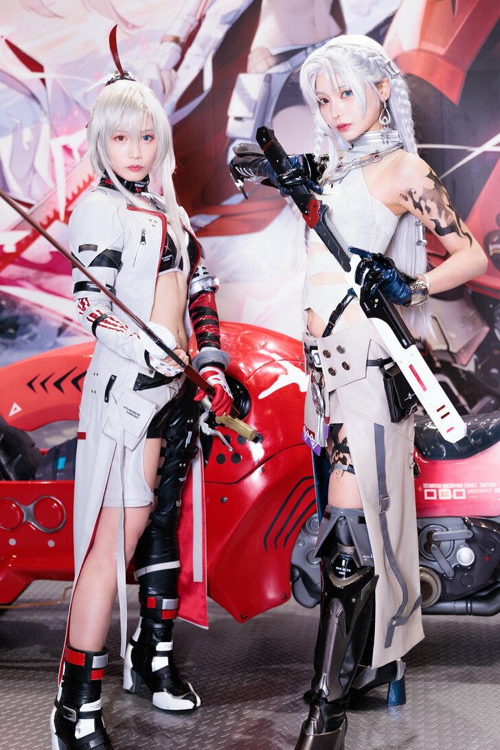 『東京ゲームショウ2023』真っ赤なバイクで注目、米倉みゆさん＆篠原みなみさん銀髪コスプレでゲーム『パニシング：グレイレイヴン』の魅力アピールの画像003