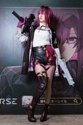 RPG『崩壊:スターレイル』公式コスプレイヤー・しょこらさん「カフカのセクシーな胸の上のベルトがお気に入り」の画像004
