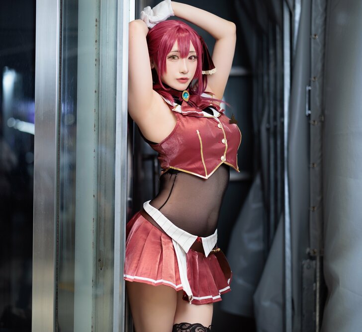 「ヘソ透け衣装」でVTuber・宝鐘マリンを再現!コンカフェ勤務コスプレイヤー・璃都「ポーズはかわいさとコミカルさを意識しました!」の画像