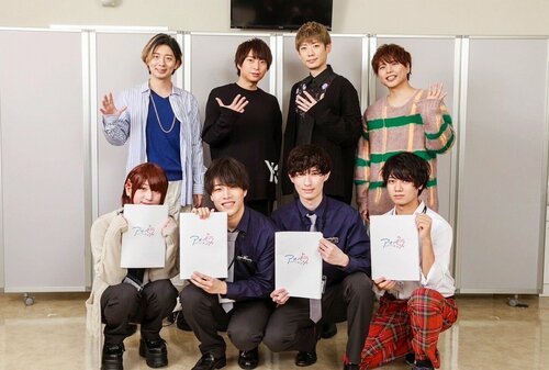 (左から)木村 良平さん、柿原 徹也さん、濱野 大輝さん、仲村 宗悟さん(前列)広報部員