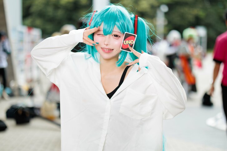 『強風オールバック』コスで大バズリ、人気コスプレイヤー・桃田とろが「初音ミクMV」を忠実再現!「コスプレは生活の一部」の画像