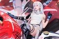 『東京ゲームショウ2023』真っ赤なバイクで注目、米倉みゆさん＆篠原みなみさん銀髪コスプレでゲーム『パニシング：グレイレイヴン』の魅力アピールの画像013