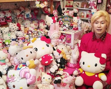 カズレーザー、ハローキティに囲まれたシュールな姿に「キティちゃんに