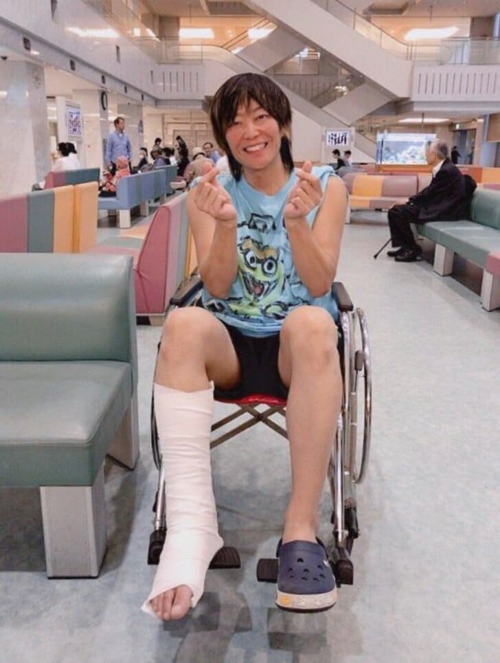 “アキレス腱断裂”谷山紀章、手術後の“車椅子での笑顔ショット”にファン安堵の画像