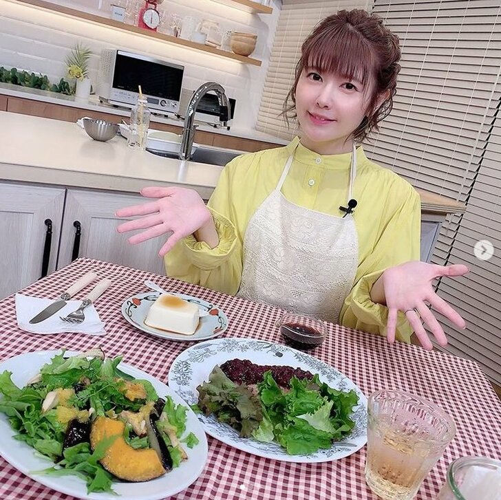 新妻・竹達彩奈の“エプロン＆手料理ショット”に「梶さんがうらやましい」の画像