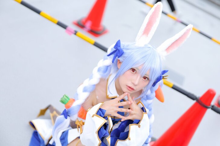 「コミックマーケット100」人気レイヤー・篠崎こころさんが兎田ぺこらに！3年ぶり夏コミ「友人ができたり、仲を深められるのが楽しい」の画像001