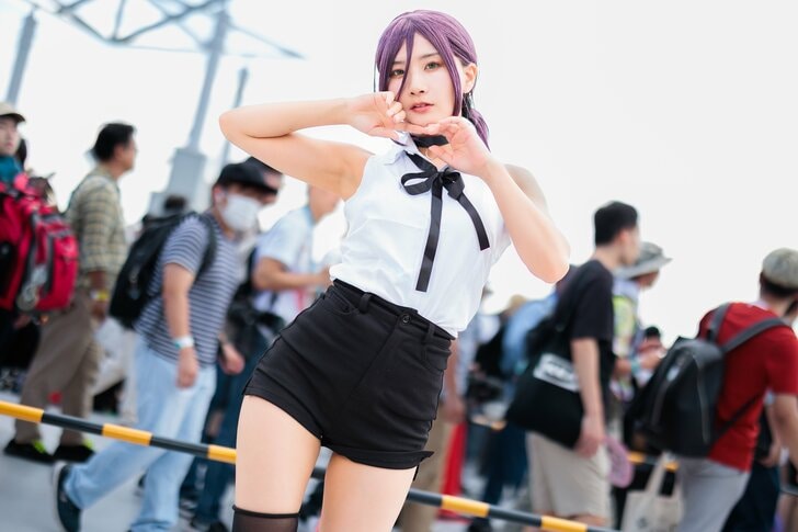 こだわりは鍛えた脚と「黒い短パン」、ダンサー兼コスプレイヤー・ふたばが『チェンソーマン』レゼを再現!の画像