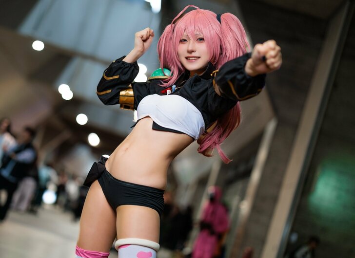 トレーニングで「ヘソ出し」美スタイル再現!週末コスプレイヤー『転スラ』ミリム姿を披露の画像