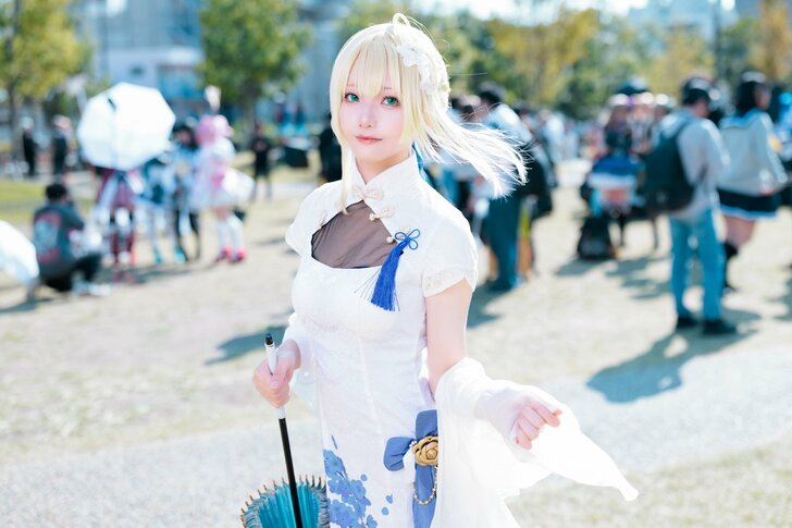 『FGO』セイバーコスプレで行列！人気コスプレイヤー・五色もかさんの衣装のこだわり「Sサイズで体のラインに合うようぴったりに」の画像001
