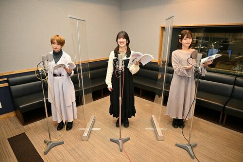 写真左より、田村睦心、井上ほの花、石見舞菜香