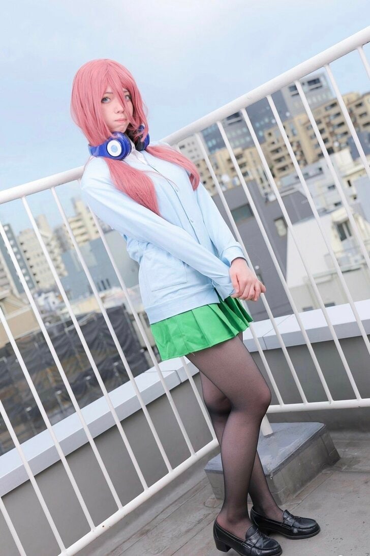 『五等分の花嫁』中野三玖コスプレを披露！ドイツ育ちのコスプレイヤー・桜井エミリアさんの憧れは“えなこ＆五木あきら”の画像002