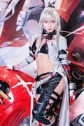 『東京ゲームショウ2023』真っ赤なバイクで注目、米倉みゆさん＆篠原みなみさん銀髪コスプレでゲーム『パニシング：グレイレイヴン』の魅力アピールの画像004