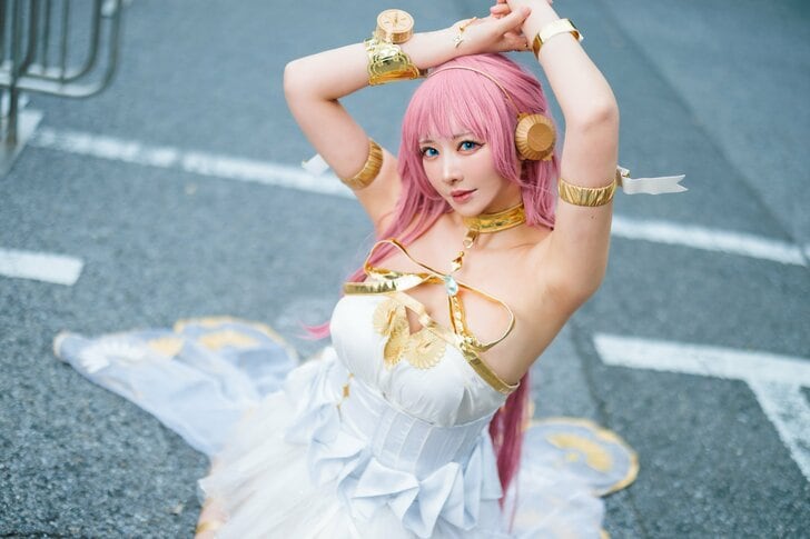 グラドル兼コスプレイヤー・おもちちゃんが長身美ボディで魅せた「蓄音機ルカ」コスプレ 「自分を活かせるキャラを」高身長コスプレイヤーの画像