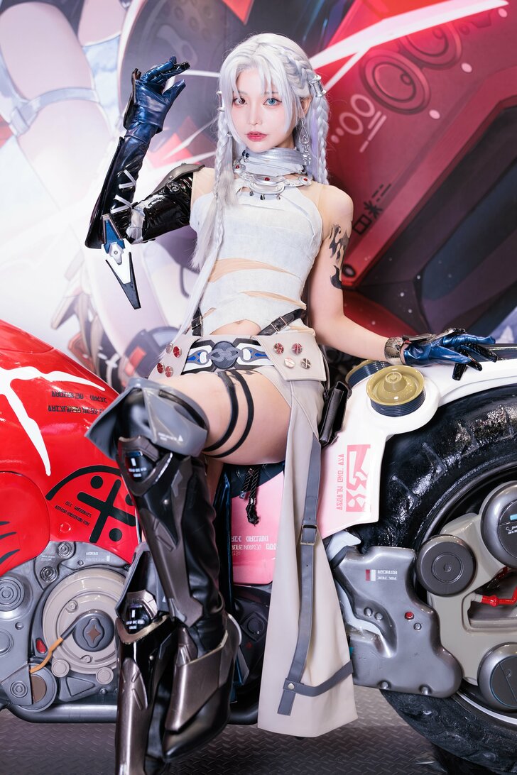 『東京ゲームショウ2023』真っ赤なバイクで注目、米倉みゆさん＆篠原みなみさん銀髪コスプレでゲーム『パニシング：グレイレイヴン』の魅力アピールの画像010