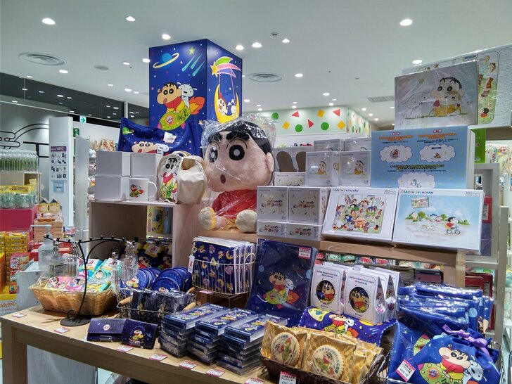 「心斎橋パルコ」で全国6店舗目「クレヨンしんちゃんオフィシャルショップ」オープン！“宇宙”テーマの限定グッズが注目の画像001