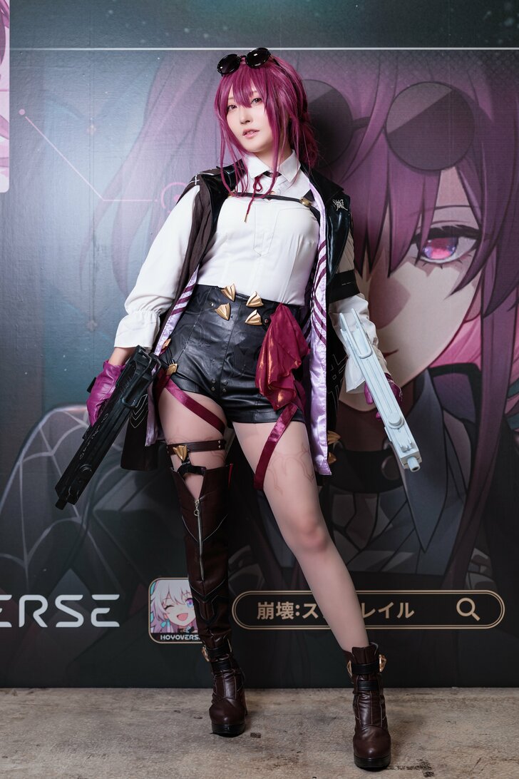 RPG『崩壊:スターレイル』公式コスプレイヤー・しょこらさん「カフカのセクシーな胸の上のベルトがお気に入り」の画像005