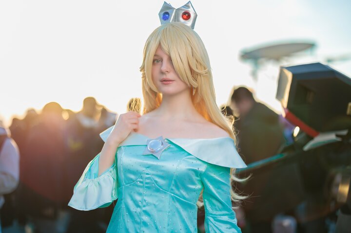 オランダ出身コスプレイヤー・エラ・フレイヤが『マリオ』ロゼッタ姿で艶やかにコミケ降臨！『バイオハザード』アシュリーフェイスモデルでも話題に 