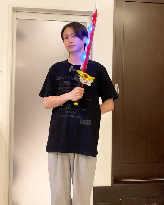 リュウソウブルー・綱啓永が自宅での部屋着「本人すぎるリュウソウ