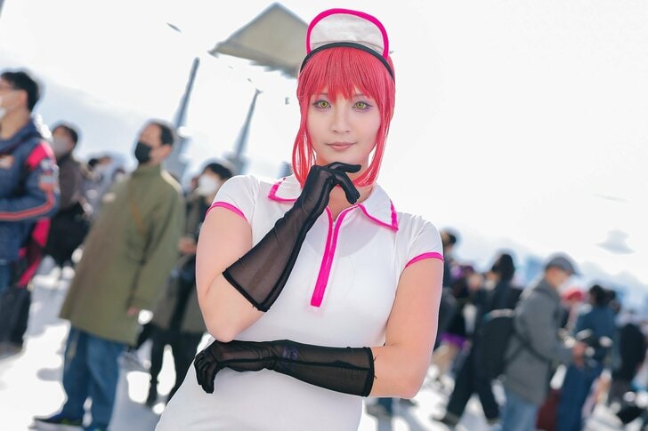 『コミックマーケット101』コスプレ人妻筋トレ系YouTuber・noraさん、長身で鍛え抜かれた『チェンソーマン』マキマ姿を披露の画像002