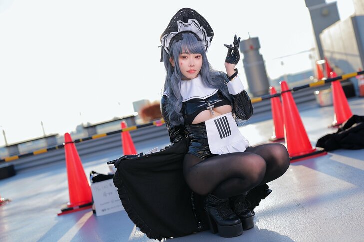 『コミックマーケット101』コスプレイヤー・りなしぃさん “尻トレ”で『アズールレーン』コスプレを披露「脚が長く見えるハイレグが好き」の画像002