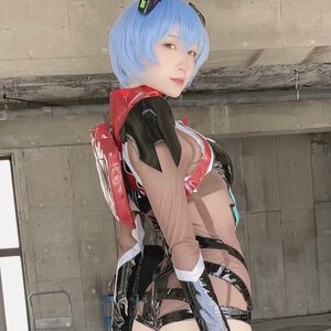 2.5次元モデル・あまつまりな『エヴァ』アヤナミレイ（仮称）コスプレで透明感100%美ヒップ披露「完全再現さすが」「再現性高い」とファン納得の画像