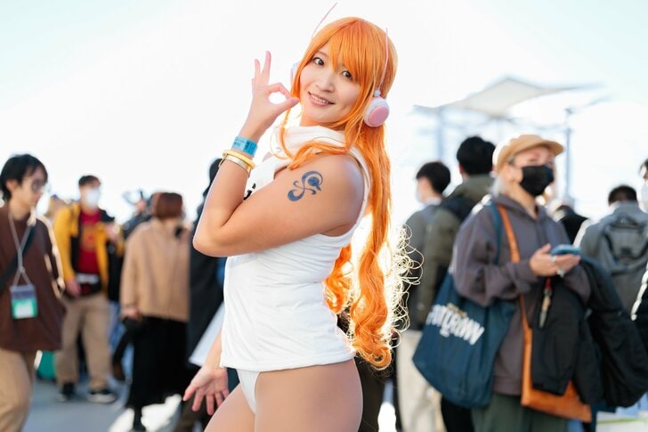 筋トレYouTuber・noraさん『ONE PIECE』ナミ姿で肉体美を披露！ ポイントはコスプレ衣装で鍛えた「ゴツい肩」の画像