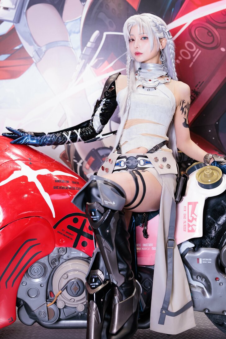 『東京ゲームショウ2023』真っ赤なバイクで注目、米倉みゆさん＆篠原みなみさん銀髪コスプレでゲーム『パニシング：グレイレイヴン』の魅力アピールの画像009