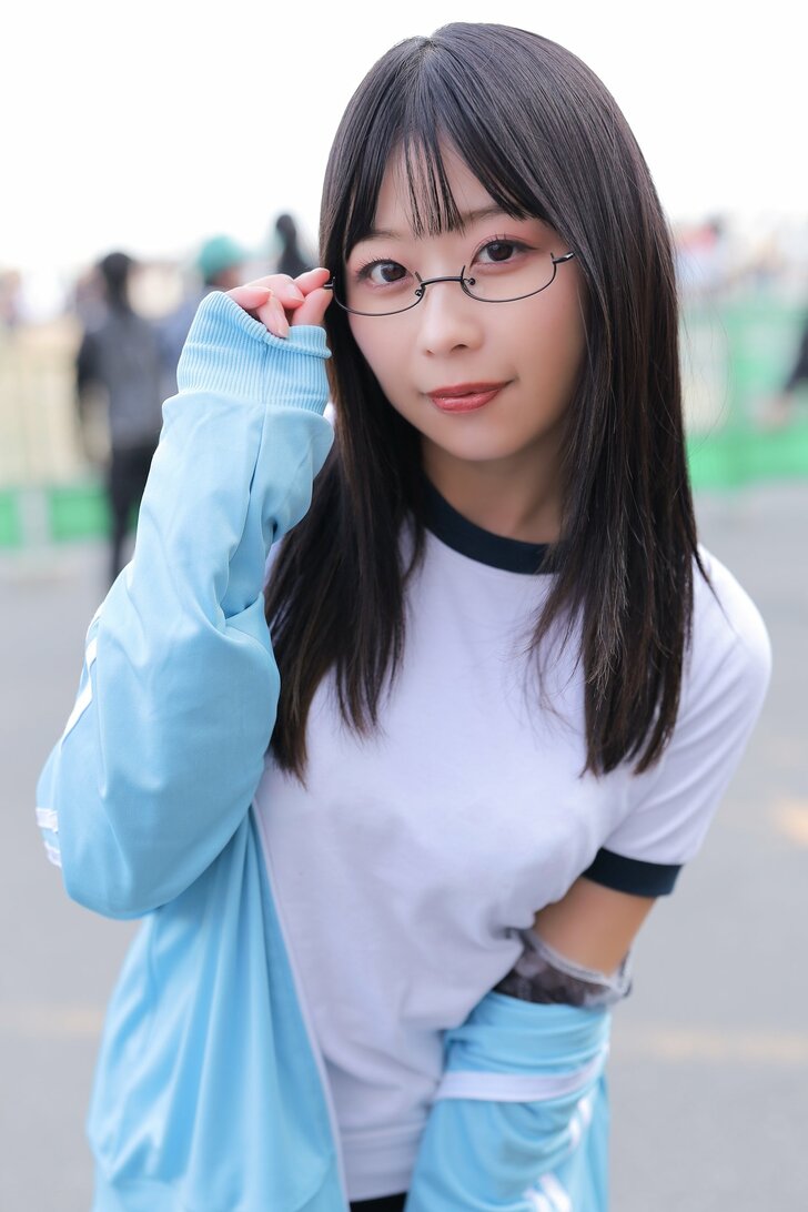 『コミックマーケット101』で目を奪われた眼鏡っ子！グラドル・蒼猫いなさん、オリジナル「地味子」コスプレを披露の画像002