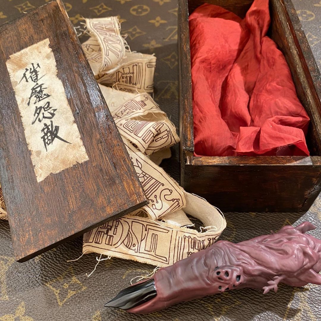 叶姉妹が 呪術廻戦 にハマり自作グッズまで 美香サマお手製 両面宿儺の木箱 に 販売してほしい の声 ふたまん