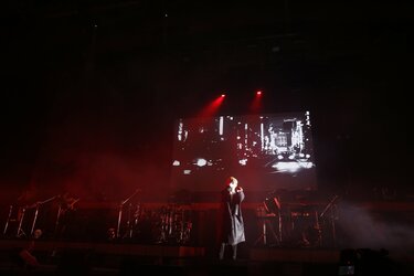 江口拓也、観客とジョッキ型ペンライトで居酒屋コンセプトのライブを