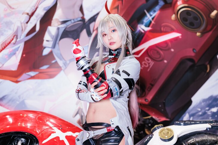 『東京ゲームショウ2023』真っ赤なバイクで注目、米倉みゆさん＆篠原みなみさん銀髪コスプレでゲーム『パニシング：グレイレイヴン』の魅力アピールの画像006
