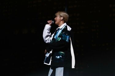 江口拓也、観客とジョッキ型ペンライトで居酒屋コンセプトのライブを