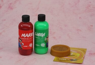 マリオ色の真っ赤なシャワージェルにハテナブロック型バスボムも！LUSH 