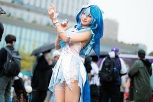 こだわりは「美しいボディライン」、人気コスプレイヤー・suが鍛えた体幹で『鳴潮』ショアキーパーコスを披露！の画像