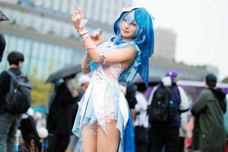 こだわりは「美しいボディライン」、人気コスプレイヤー・suが鍛えた体幹で『鳴潮』ショアキーパーコスを披露！の画像